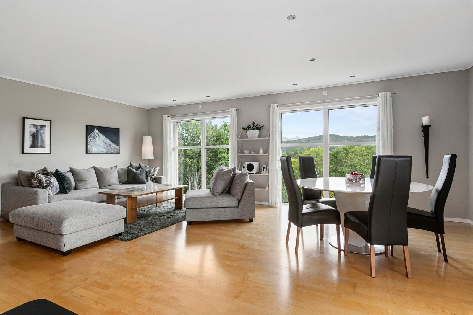 Stuen er lys og trivelig med store vinduer mot utsiktssiden. Galleribilde