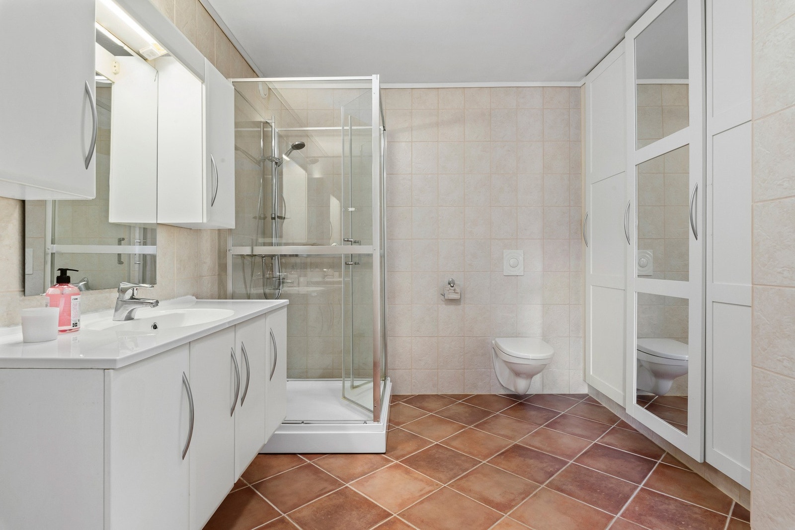 Bad i sokkeletasje har rikelig med plass til håndklær og velværeprodukter. Galleribilde