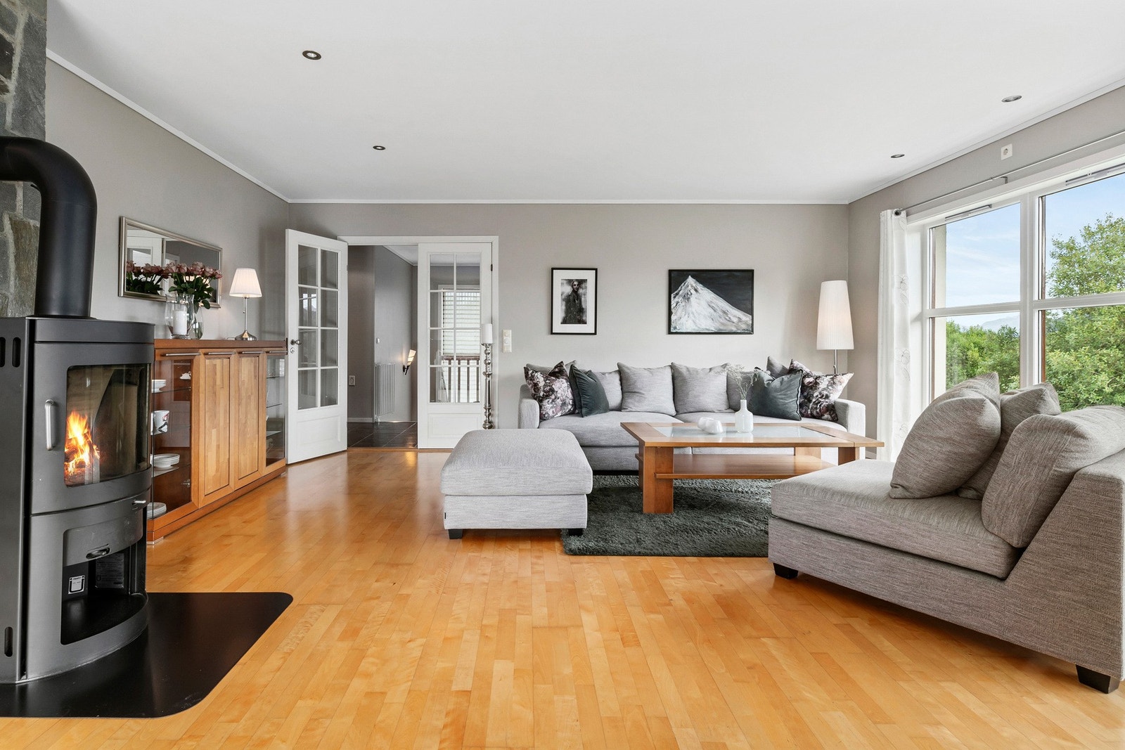 Romslig stue med vedfyring. Boligen holder også stabil temperatur med varmepumpe. Galleribilde