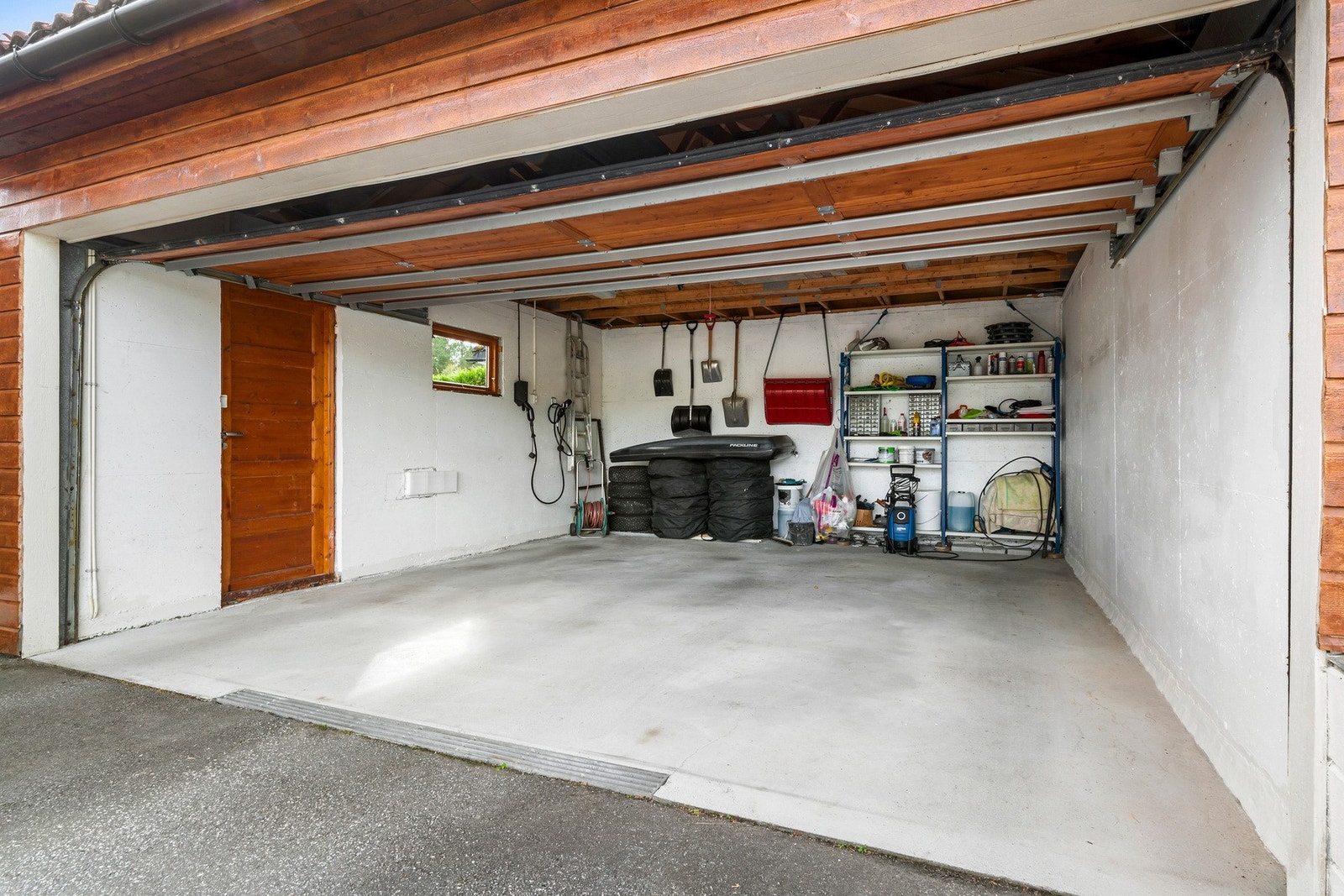 Dobbelgarasje med EL-billader. Galleribilde