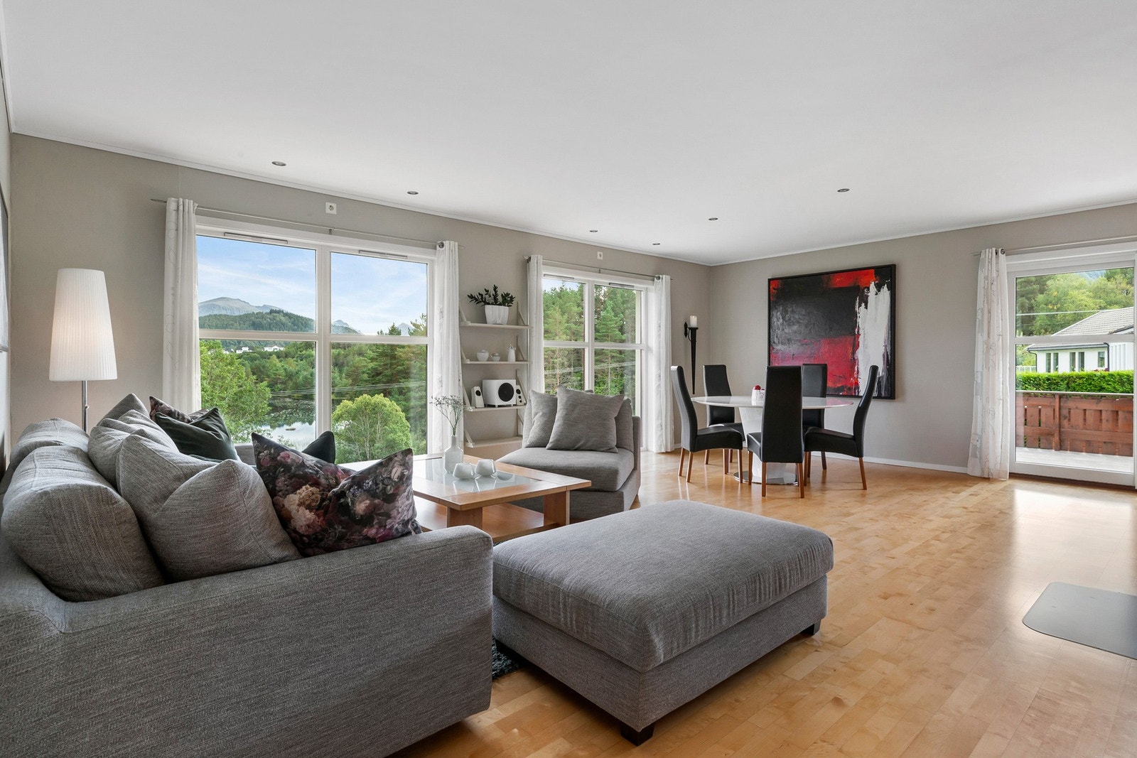 Utgang til veranda fra stuen. Galleribilde