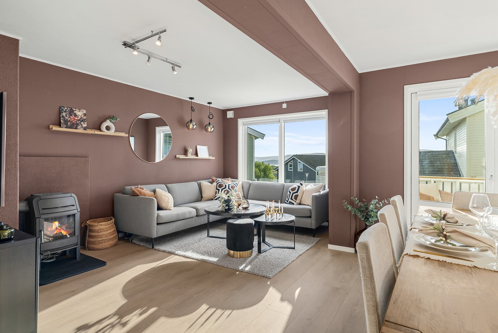 Store vindusflater som slipper inn godt med naturlig lys i rommet. Galleribilde