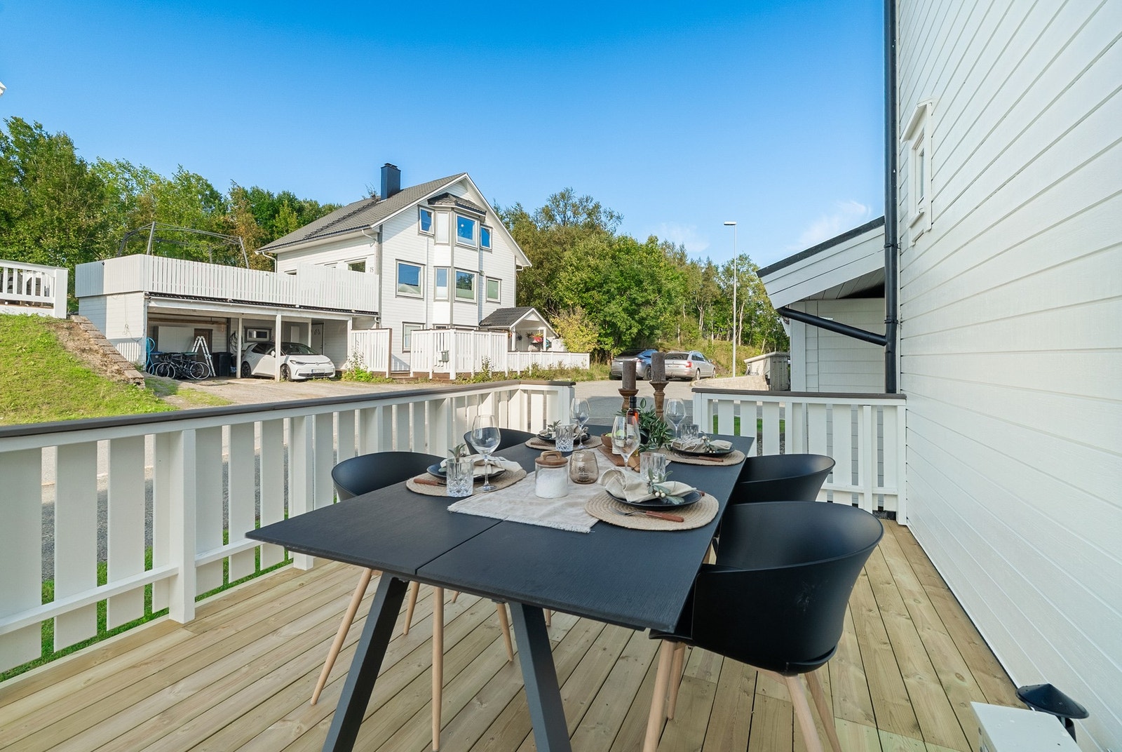 Stor terrasse med god plass til spisegruppe. Galleribilde