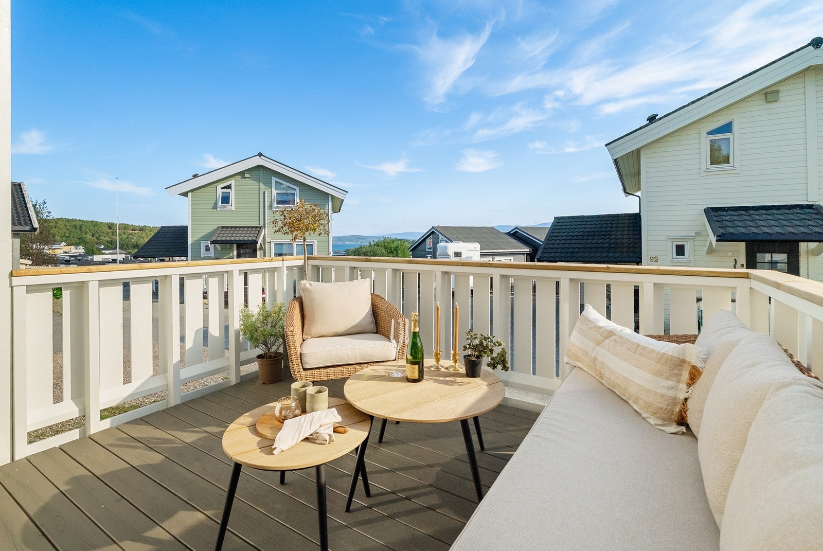 Fra balkongen er det utsikt over nærområdet og mot Saltenfjorden. Galleribilde