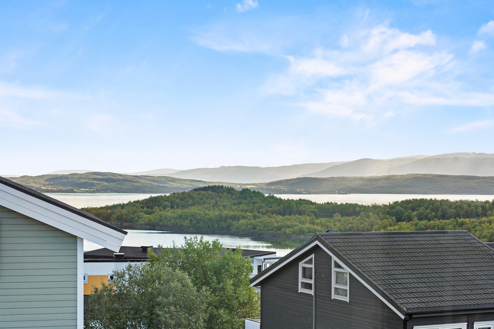 Flott utsikt fra loftsetasjen i retning Saltenfjorden. Galleribilde