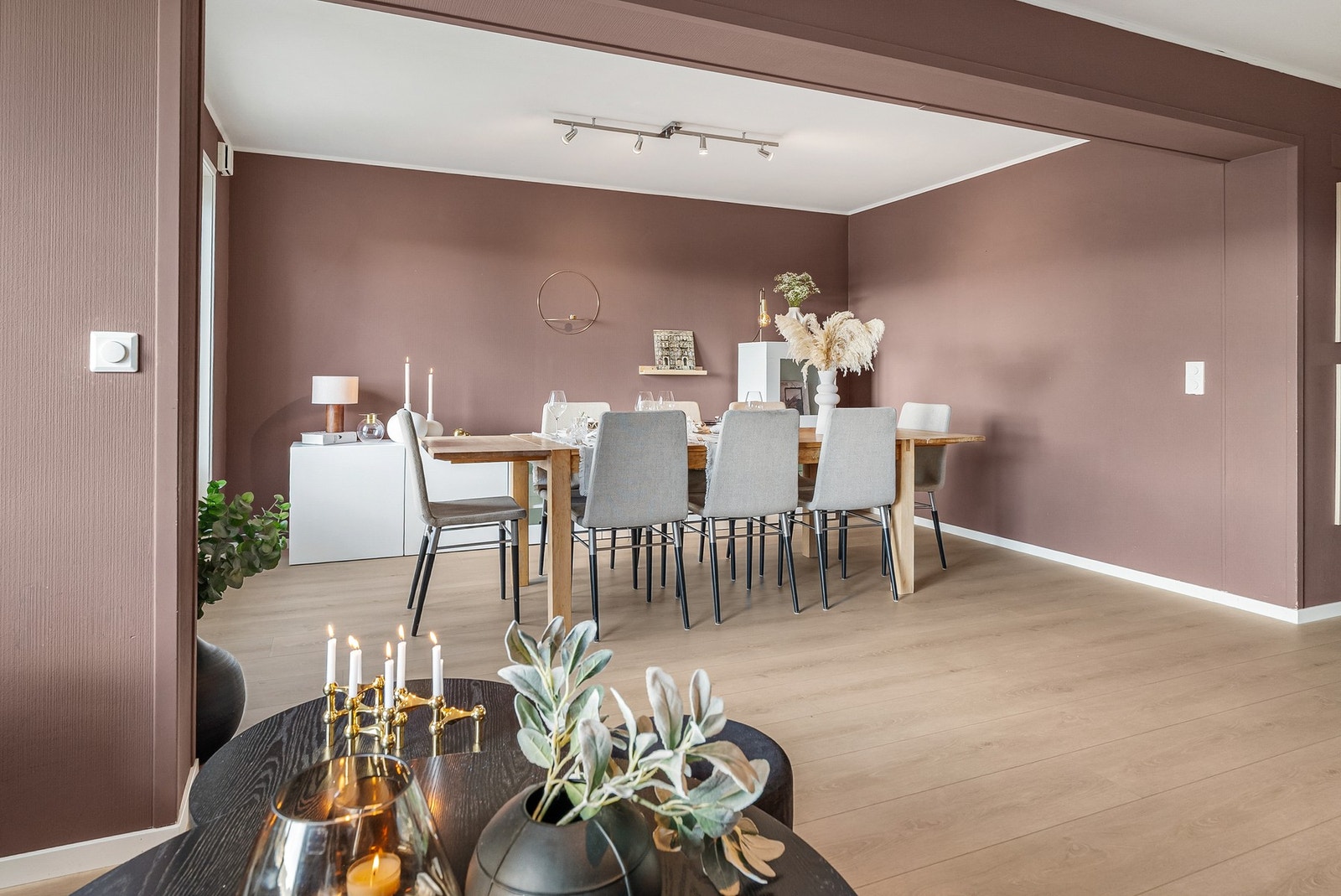 God plass til romslig spisestue for sosiale stunder. Galleribilde