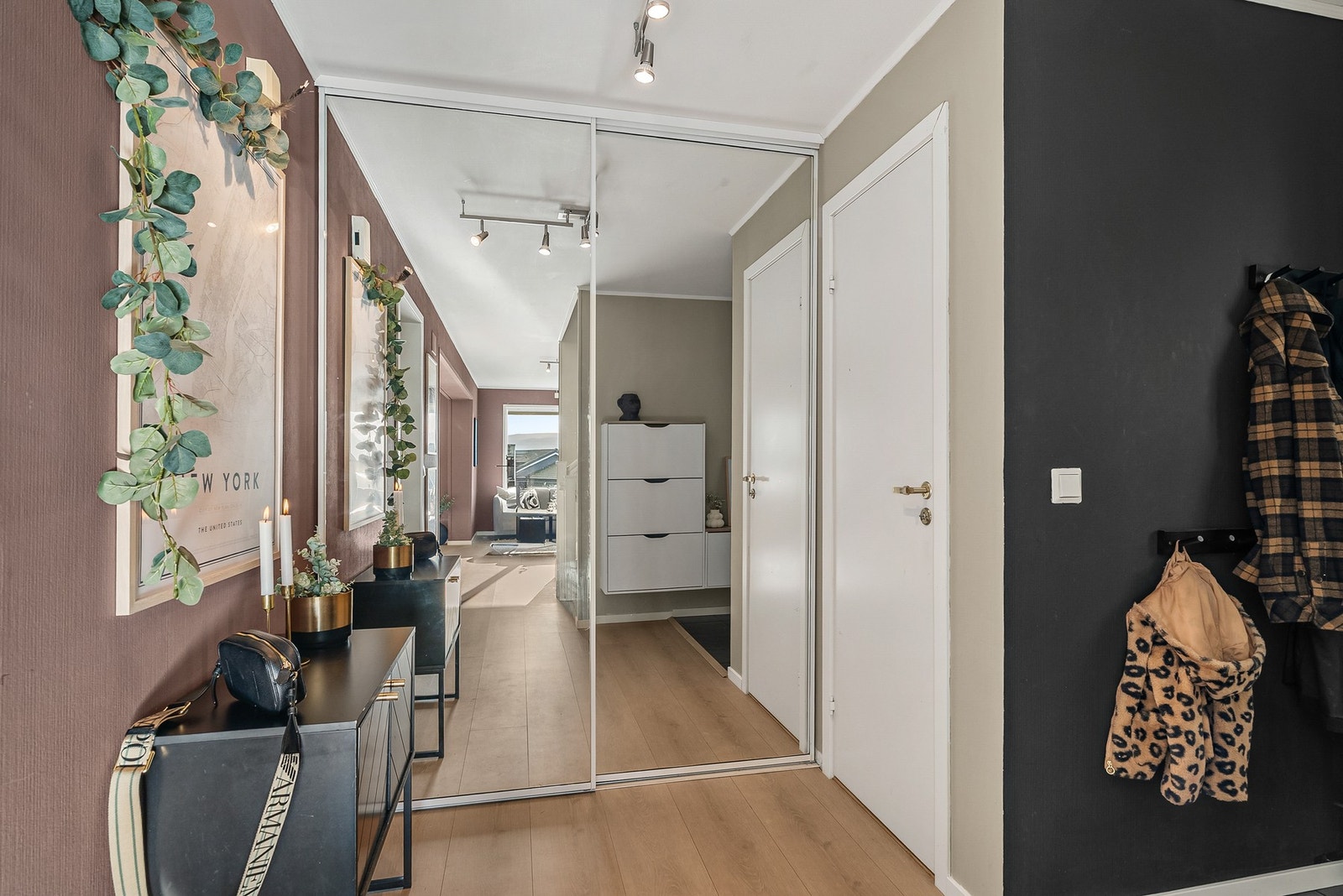 God plass til oppbevaring i skyvedørsgarderobe og langs knaggrekker på vegg. Galleribilde