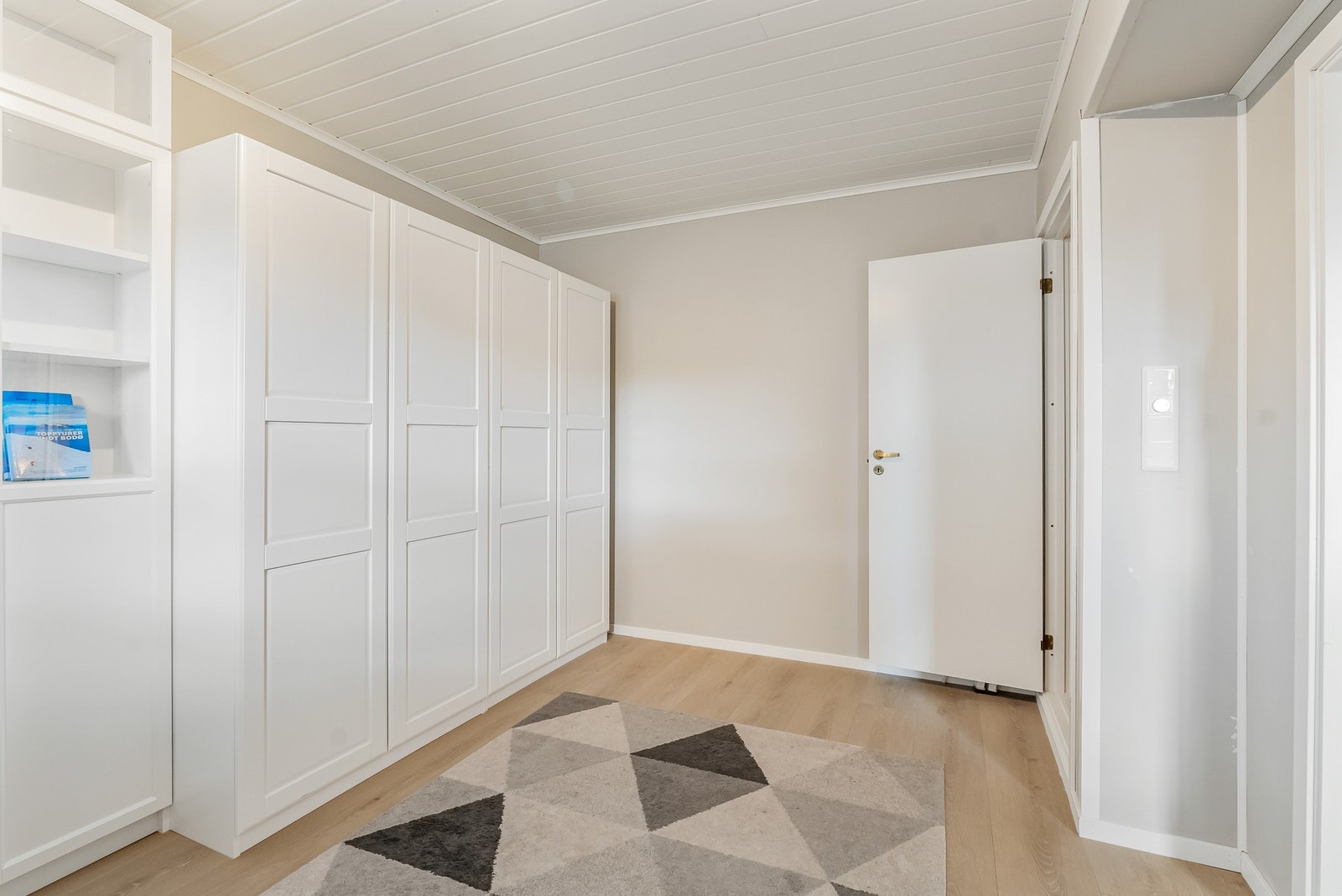 Godt med garderobeskap i kjellerstuen. Galleribilde