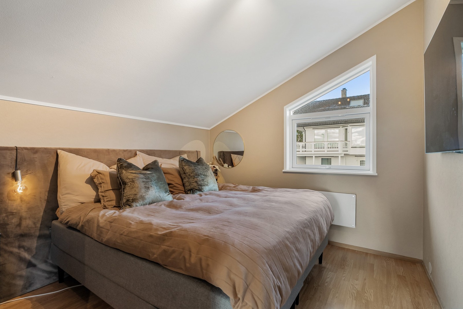 Soverom 1 har god plass til dobbeltseng og tilhørende møblement. Galleribilde