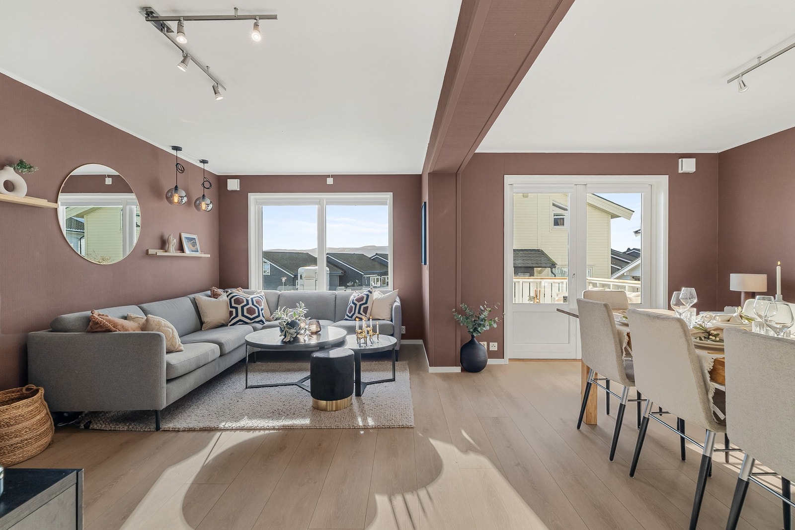 Stuen er to-delt med god plass til sofagruppe og spisestue. Galleribilde