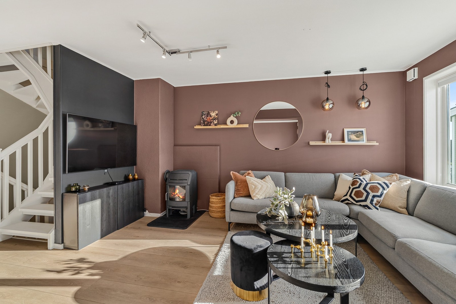 Det er vedfyring i stuen, som gir god varme og kos på kalde dager. Galleribilde