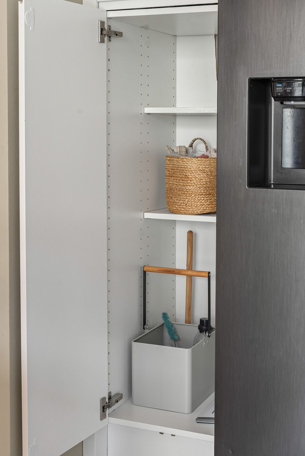 Kjøkkenet har gode og praktiske løsninger, og er godt utbygget med skap og skuffer. Galleribilde