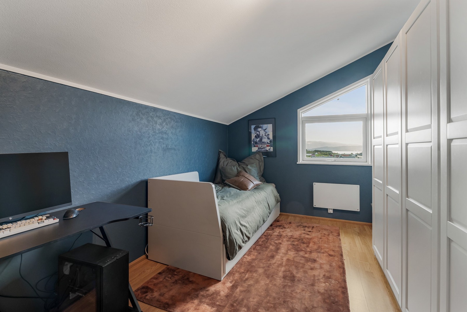 Soverom 2 med plass til seng og romslig garderobeløsning. Galleribilde