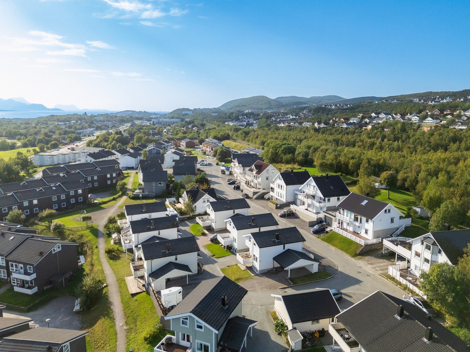 Fra eiendommen er det fin gangavstand til skole, barnehager, butikk, bussholdeplass mm. Galleribilde