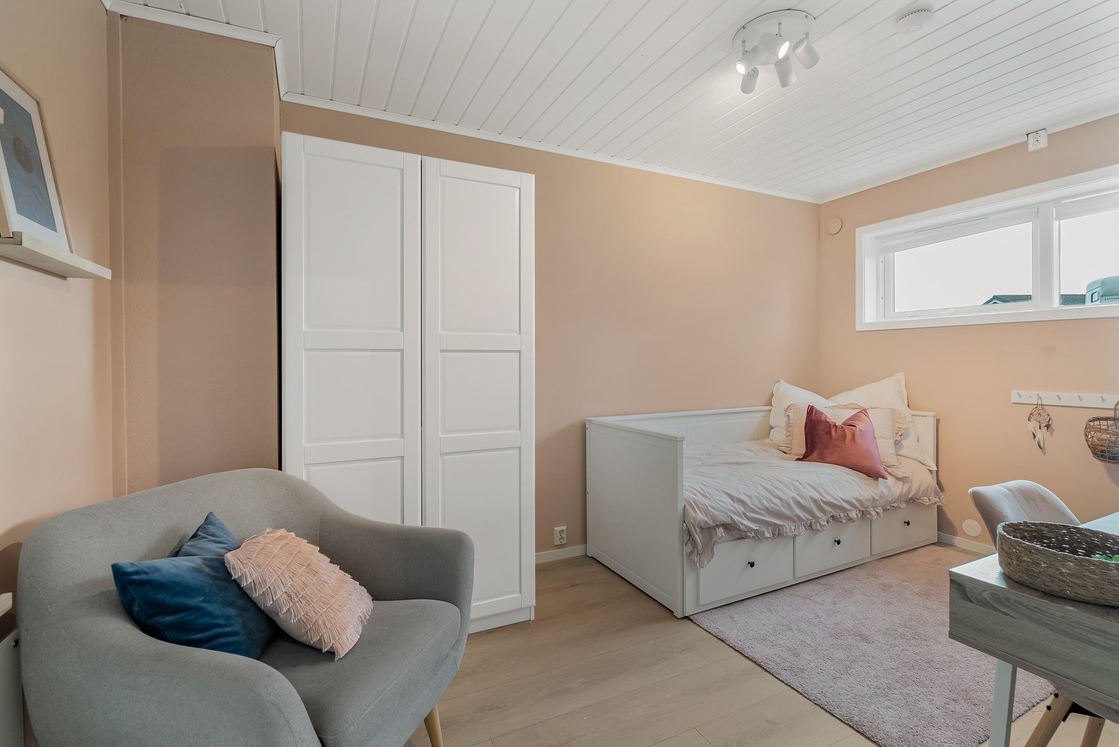 Soverom/kontor med god plass til seng og garderobeskap. Galleribilde