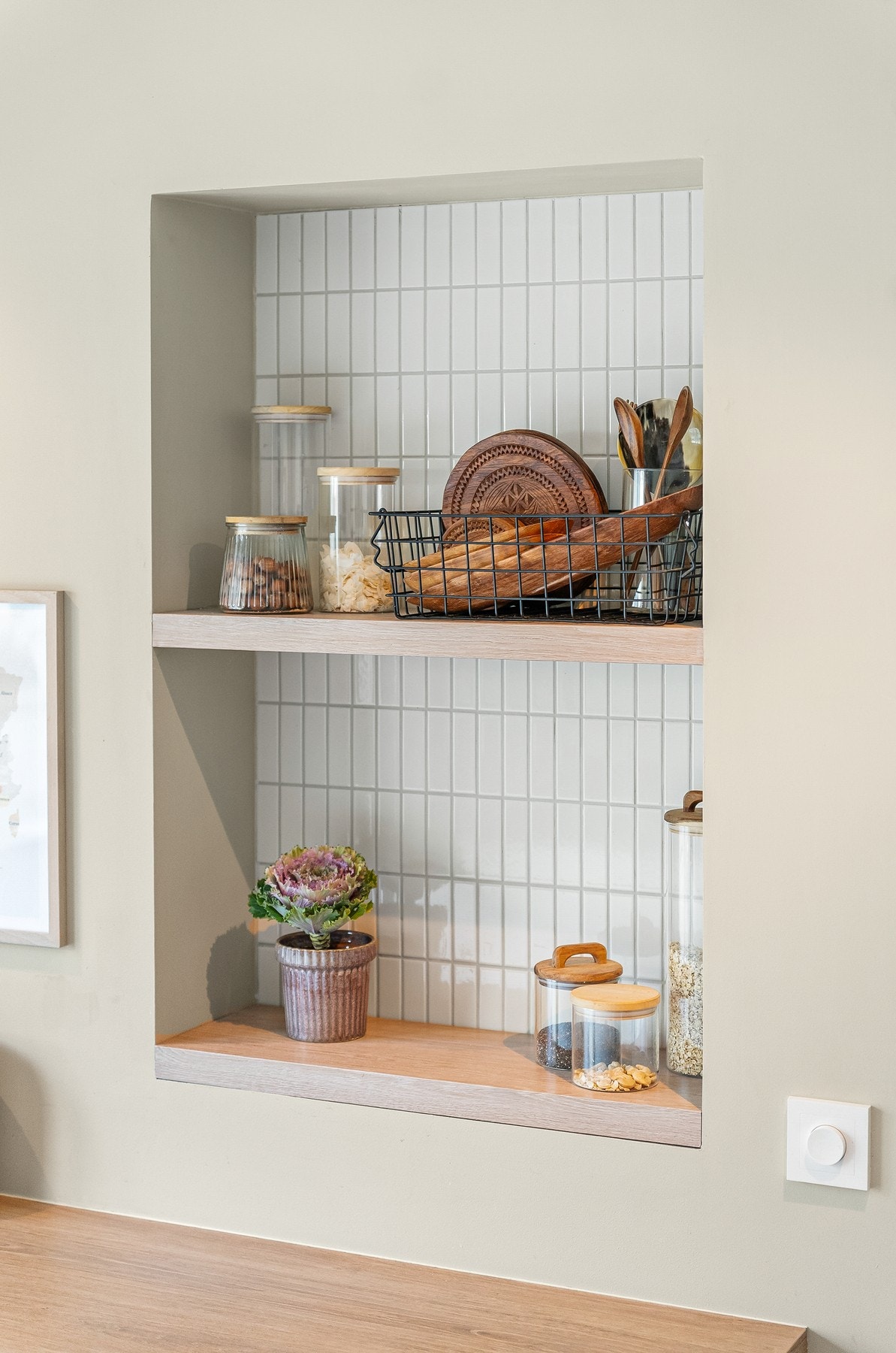 Integrerte hyller i vegg, bidrar til et moderne uttrykk på kjøkkenet. Galleribilde