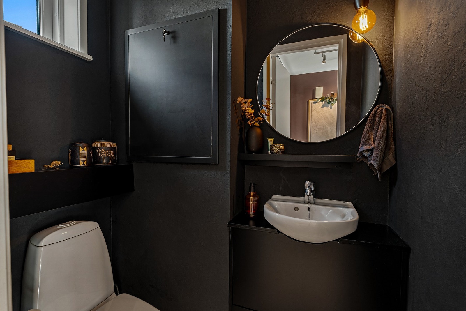 Wc-rom i 1.etasje. Det er toalett i hver etasje i boligen. Galleribilde