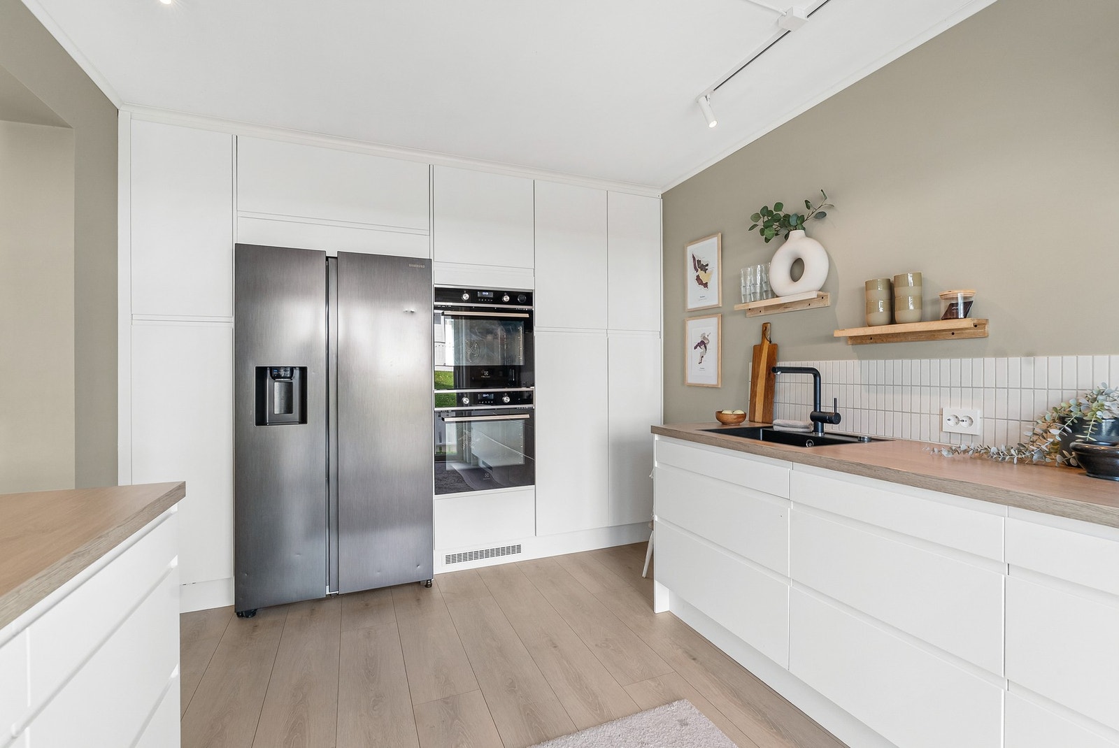 Kjøkkenet er også utstyrt med to stekeovner i praktisk arbeidshøyde, oppvaskmaskin og kjøl-/fryseskap. Galleribilde