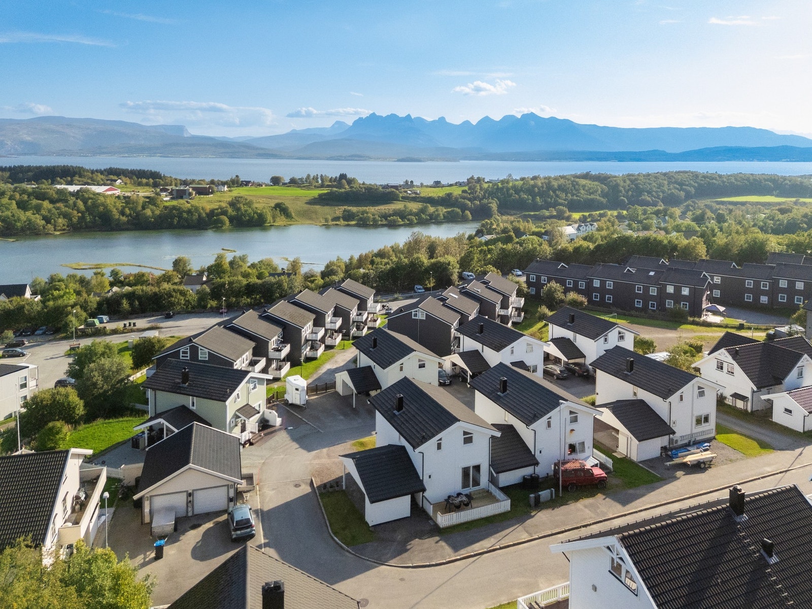 Boligen ligger meget fint plassert i ende av gate, uten gjennomgangstrafikk. Meget barnevennlig område. Galleribilde