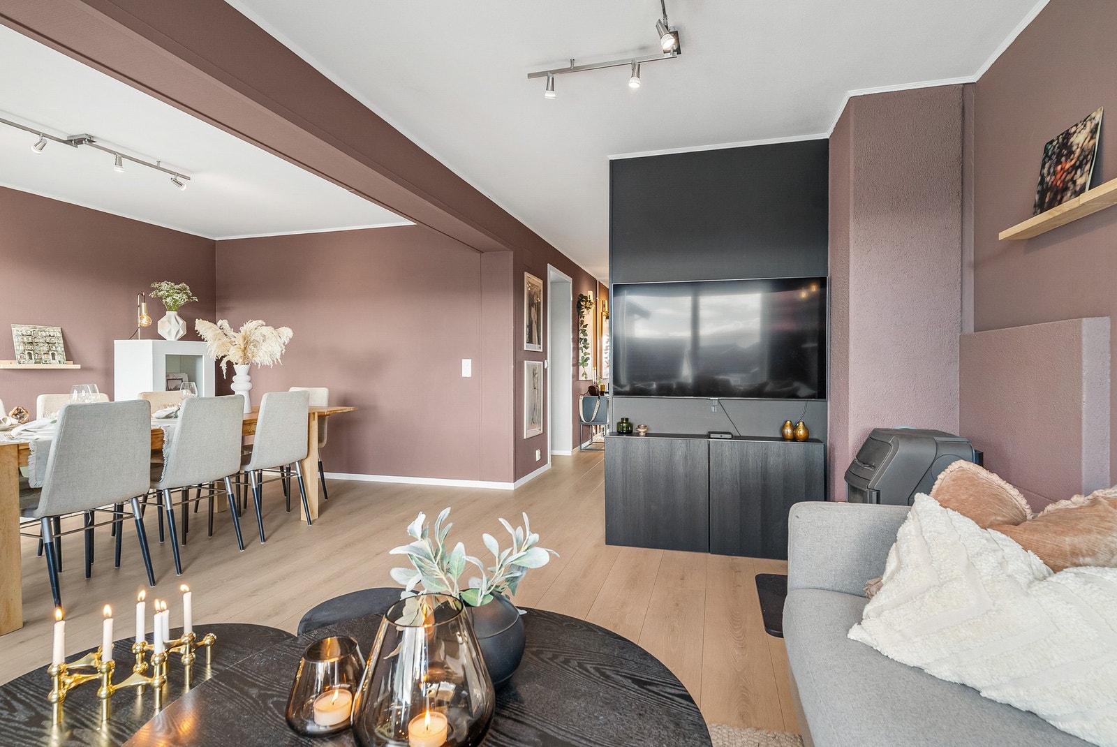 Stuen har moderne og lyst gulv, og er malt i moderne, behagelige farger. Galleribilde