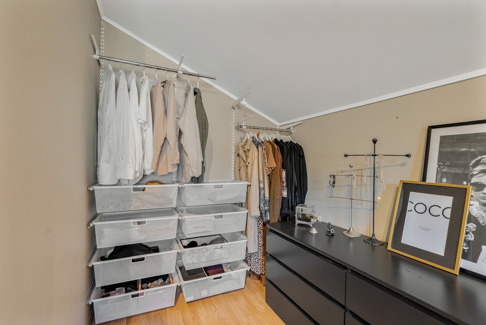 Innhuk med gode muligheter for garderobeløsning. Galleribilde