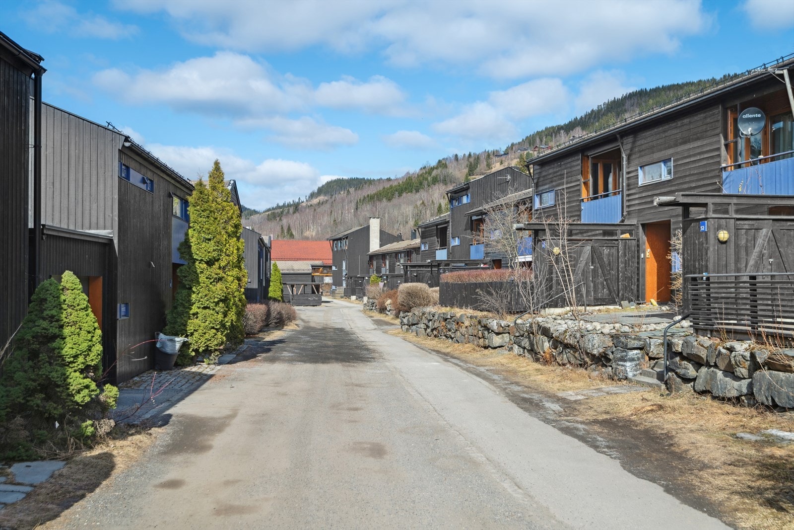 Hyggelig gate med tilsvarende boliger. Galleribilde