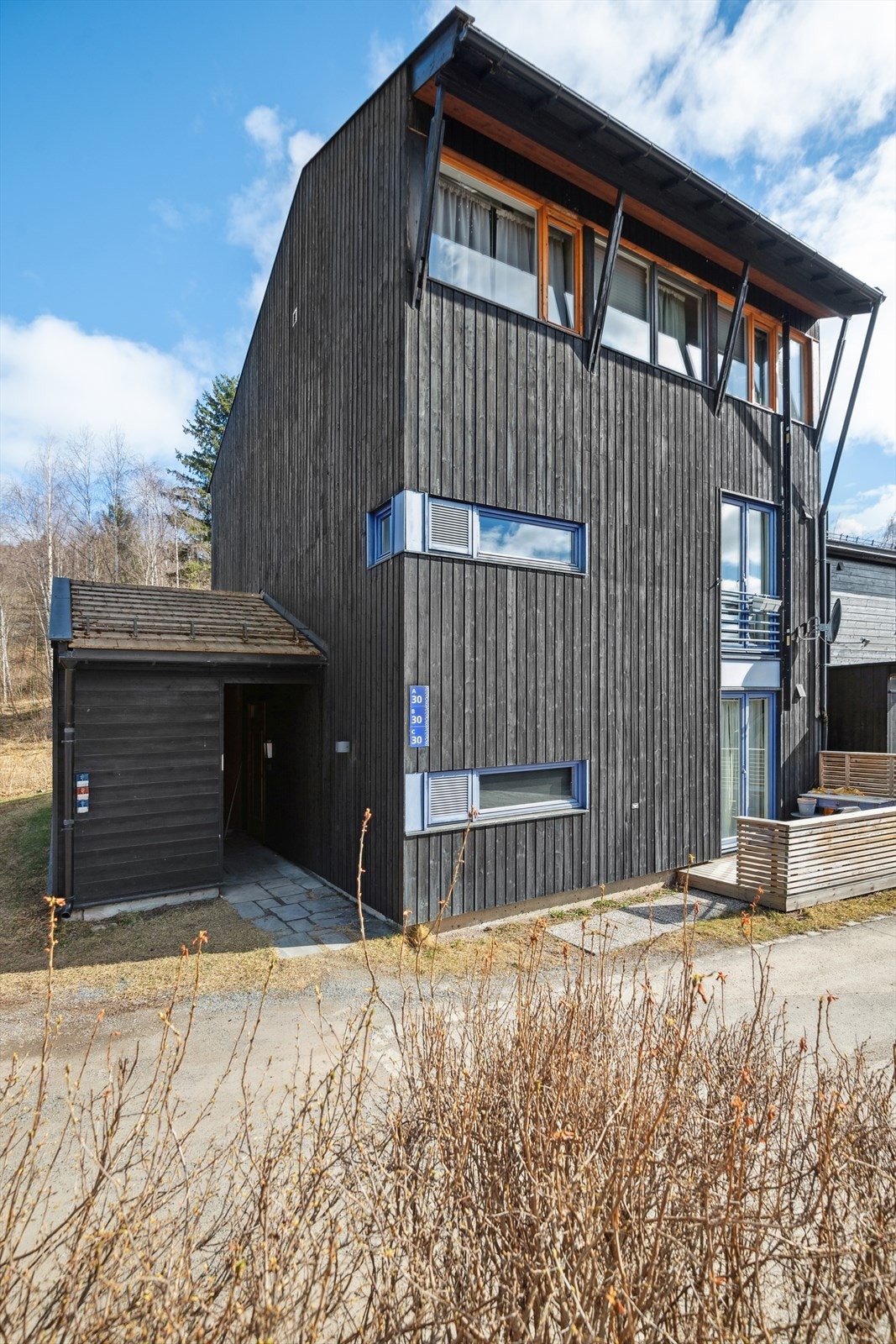 Skårsetlia boligområde ble oppført som deltakerlandsby for Olympiske leker på Lillehammer. Det ble i 1994 tildelt Statens Byggeskikkpris. Galleribilde