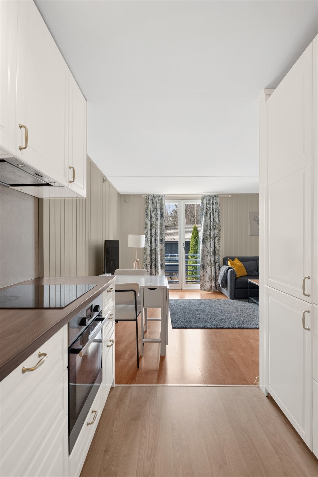 Innvendig bod er innlemmet i kjøkken for bedre plass. Dette er ikke byggemeldt eller godkjent. Galleribilde