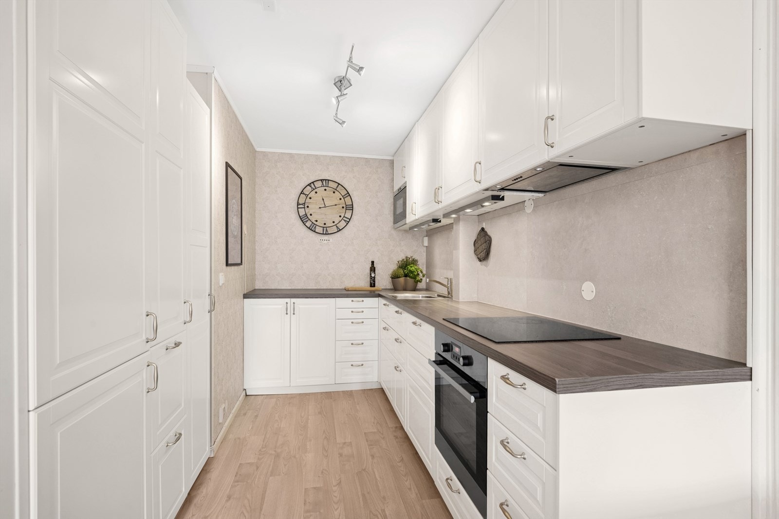 Kjøkkenet har innredning med profilerte fronter og laminat benkeplate. Galleribilde