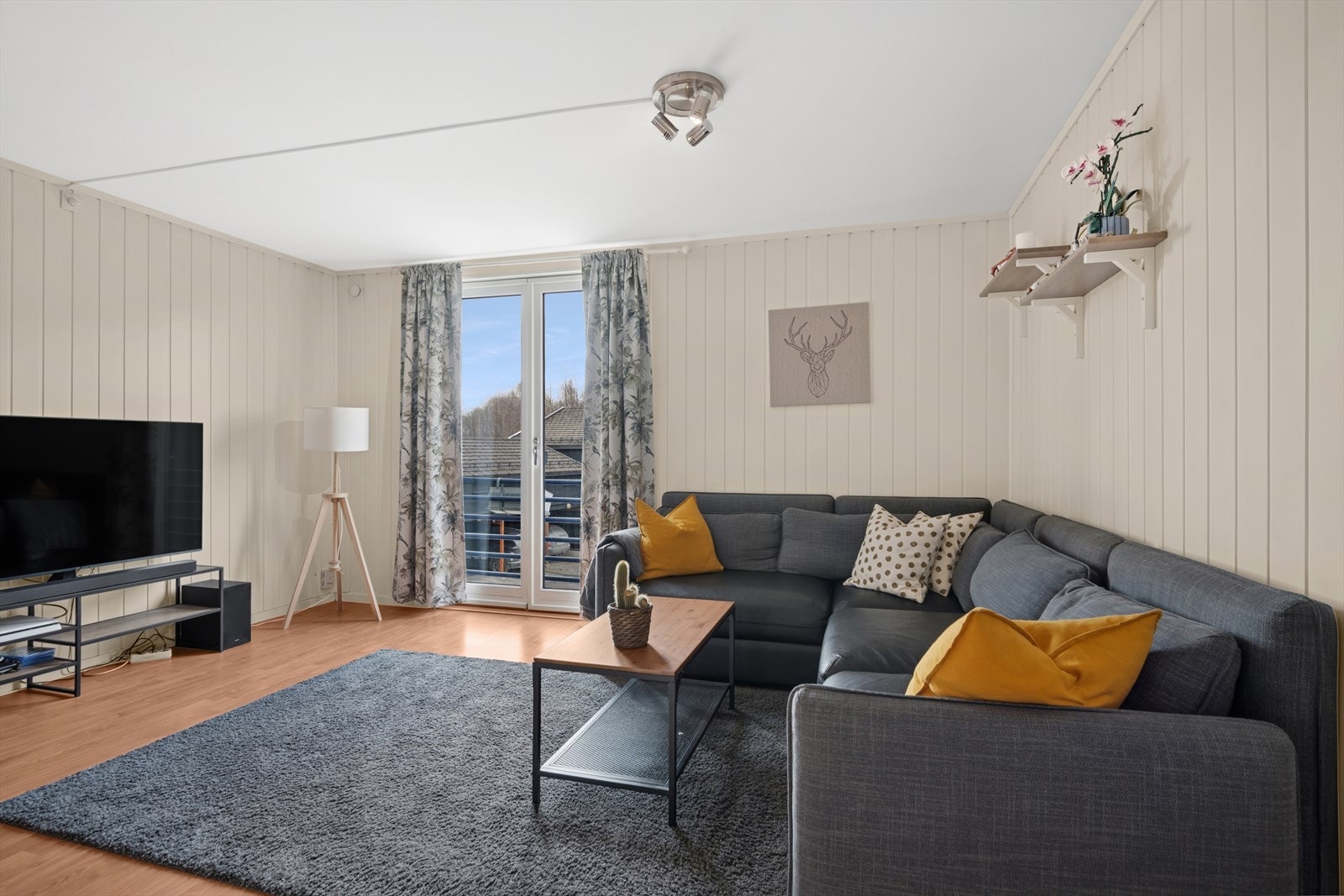 Stue med god plass til romslig sofa. Galleribilde