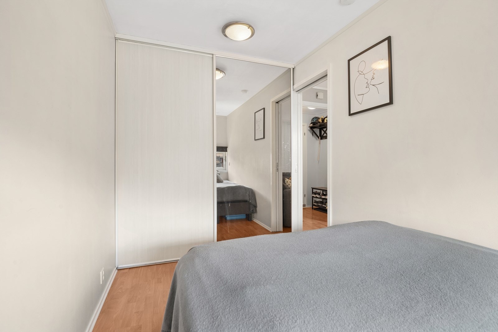 Soverommet har romslig skyvedørsgarderobe. Galleribilde