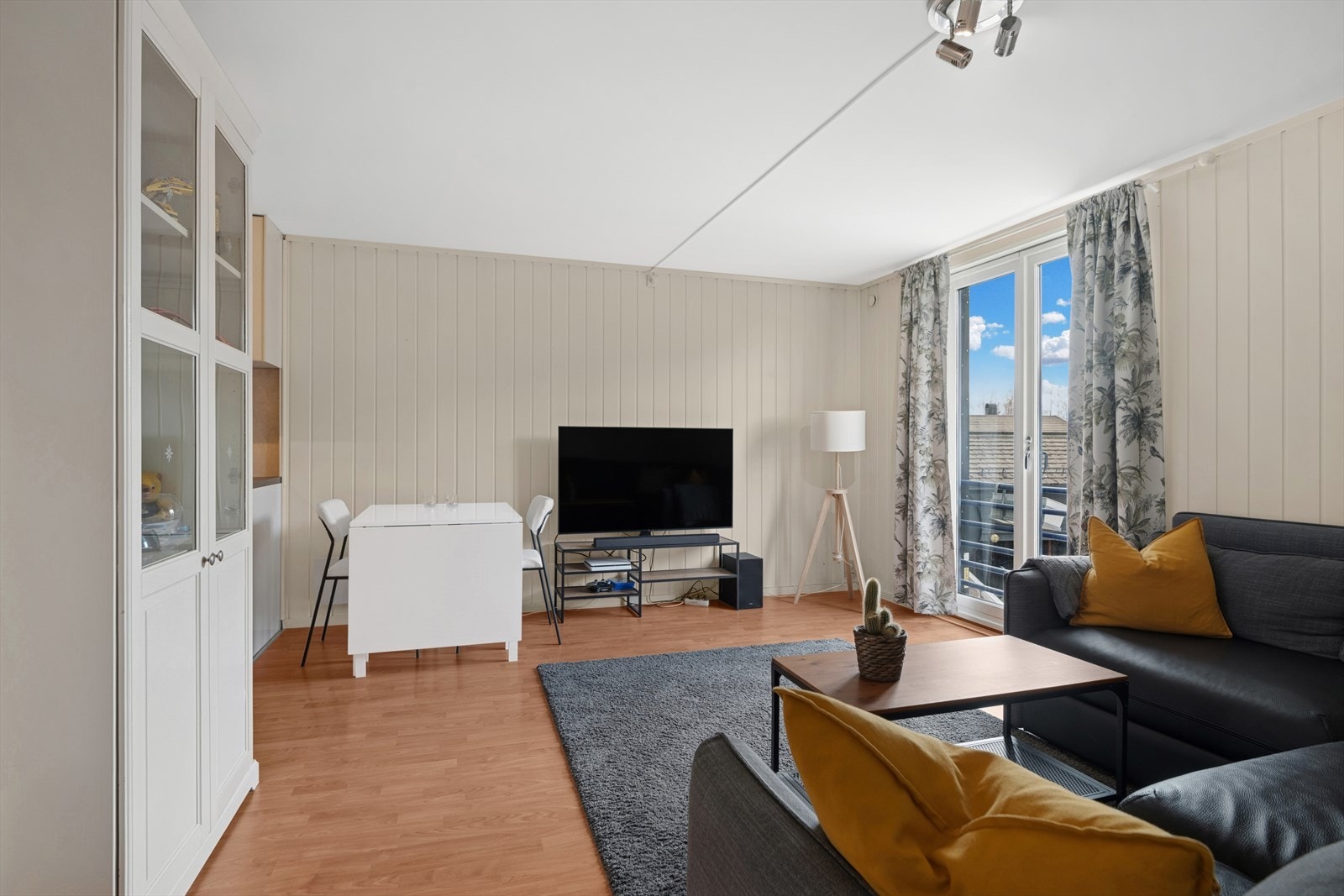 Store vindusflater gir godt med naturlig lys inn. Galleribilde