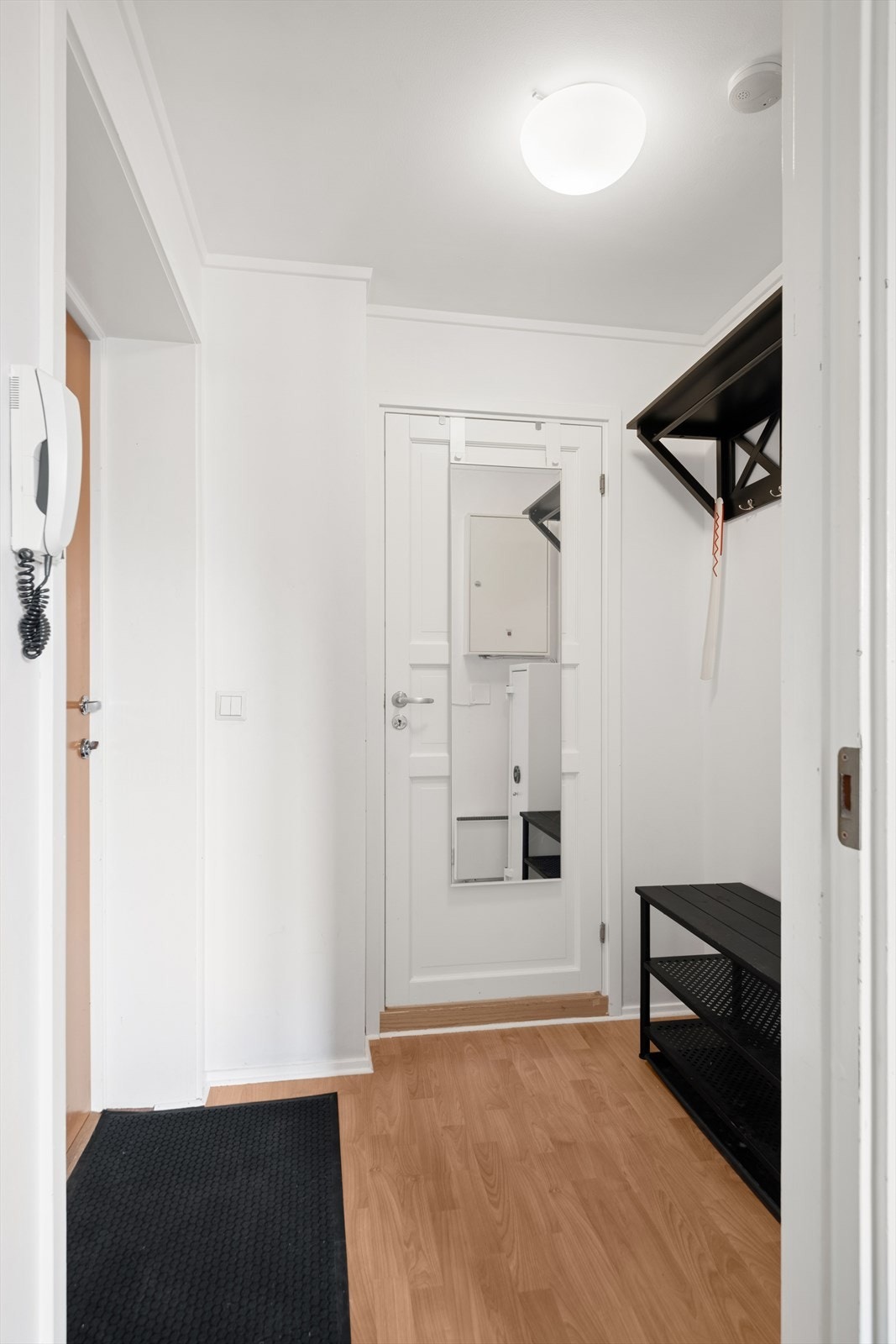 Adkomst til baderom fra entrè. Galleribilde