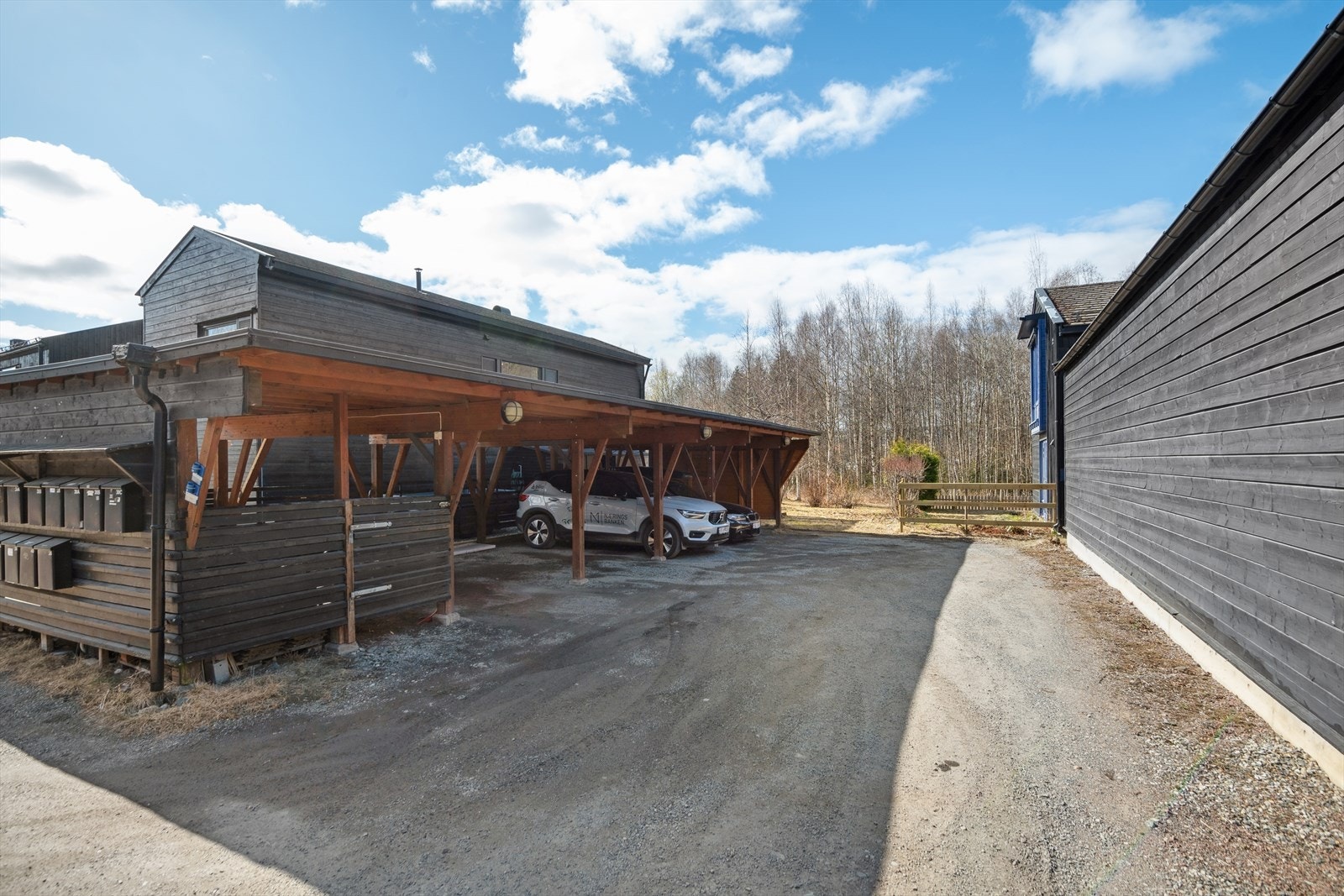 Leiligheten disponerer en carportplass. Galleribilde