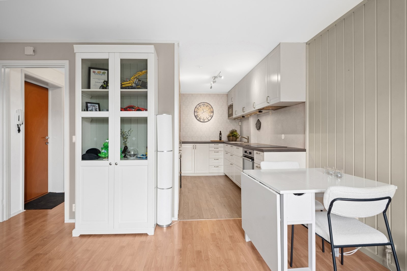 Stue og kjøkken er i praktisk åpen løsning. Spisestuen er plassert ved kjøkkenet. Galleribilde