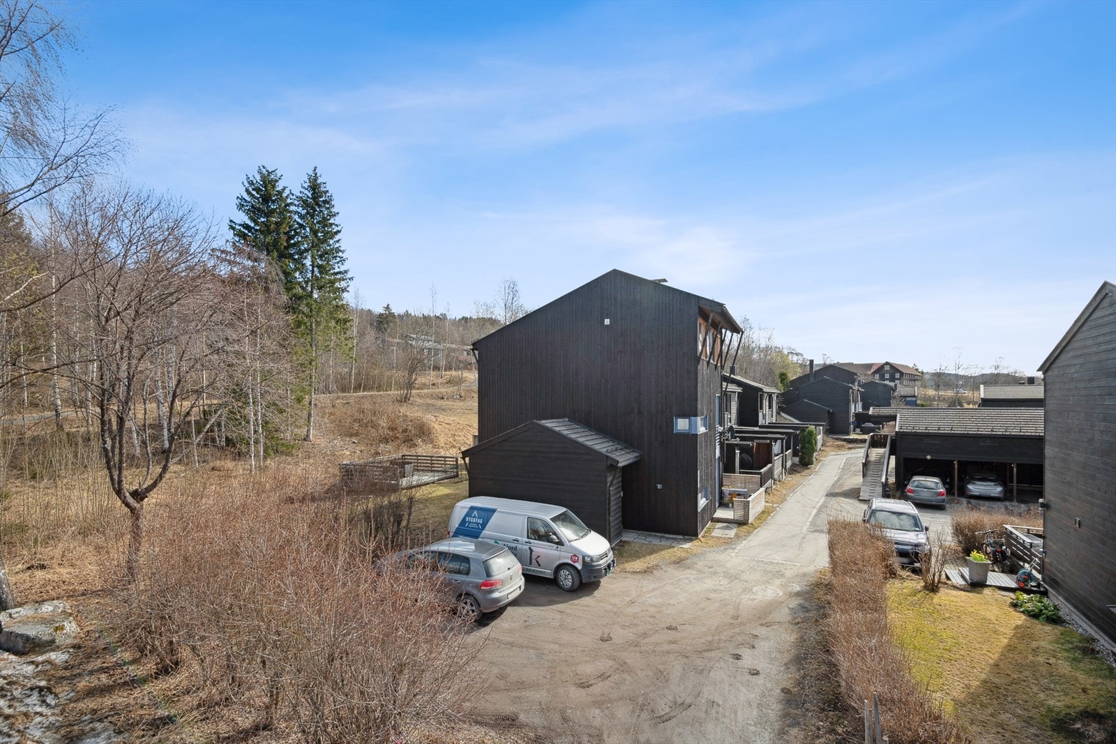 Eiendommen ligger barnevennlig til, og det er gangavstand til flere barnehager. Nordre Ål barneskole, ligger kun noen minutters spasertur unna. Galleribilde