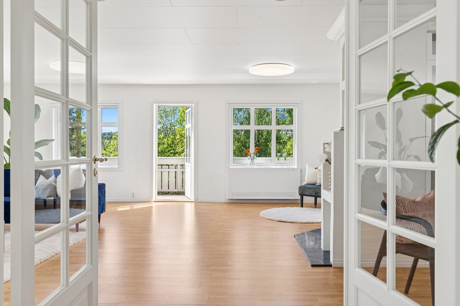 Dobbel fløydør i glass mellom kjøkken og stue. Galleribilde