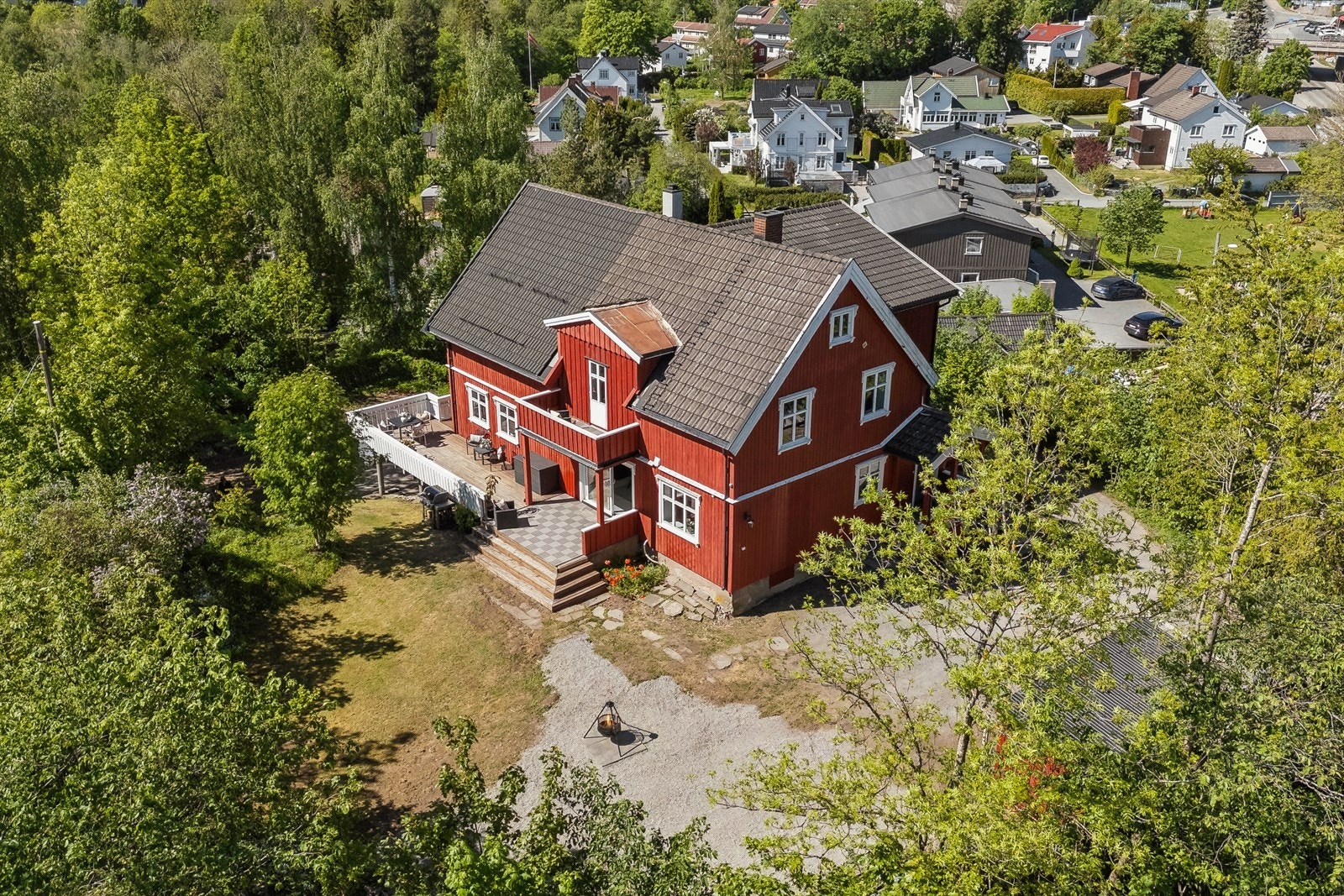 En stor og innholdsrik enebolig med solrik tomt på over 2 mål. Galleribilde