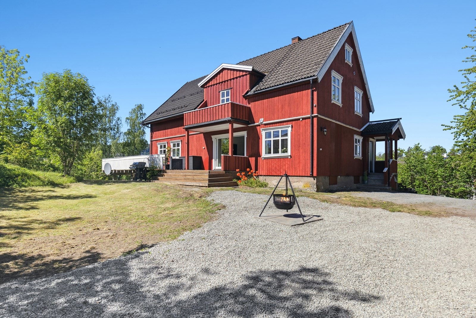 Sentral beliggenhet med kort vei til T-bane, skoler, barnehager og butikk. Galleribilde