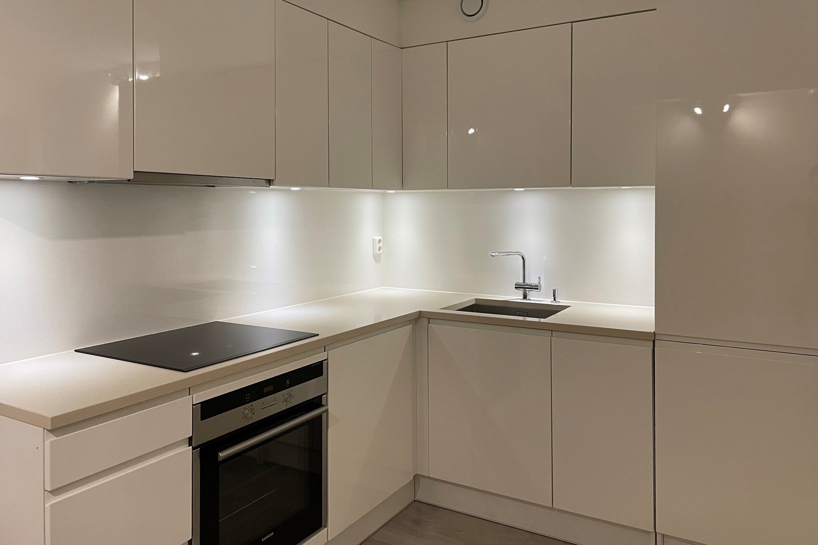 Del av underetasjen er innredet som hybel med egen inngang. Galleribilde