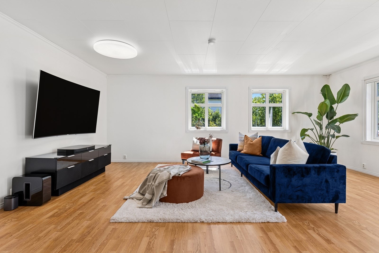 Lyset flommer inn fra to himmelretninger. Galleribilde