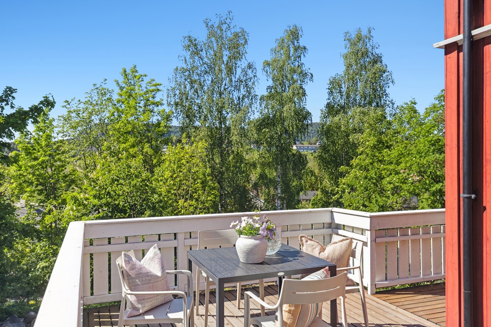 I grønne omgivelser med flere solrike uteplasser. Galleribilde