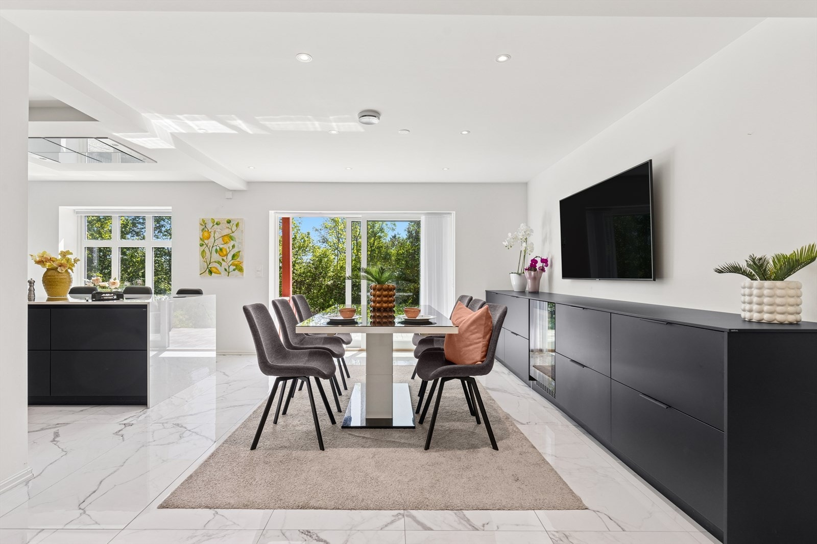 Integrerte Norcool kjøleskuffer og vinskap med to soner i spisestuen. Galleribilde