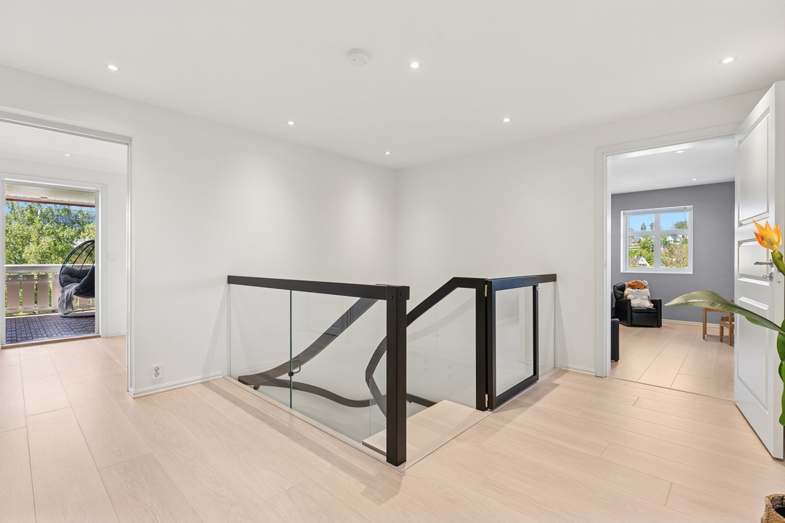 Stor hall med adkomst til overbygget terrasse. Galleribilde