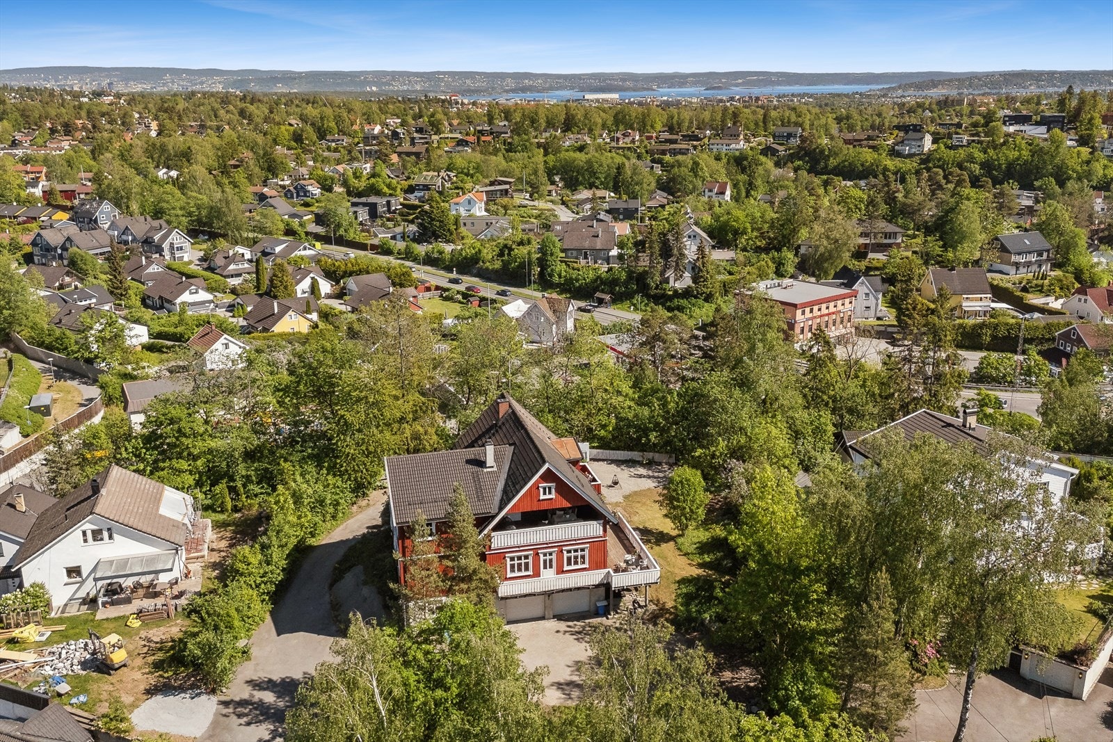 Beliggende på solrikt høydedrag i rolige og barnevennlige omgivelser. Galleribilde