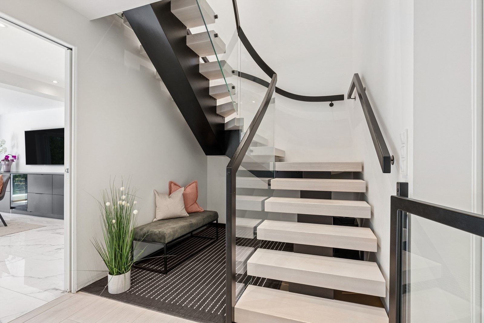 Nydelig trapp med heltre eiketrinn og rekkverk i glass. Dimbar LED-belysning under trappetrinn. Galleribilde