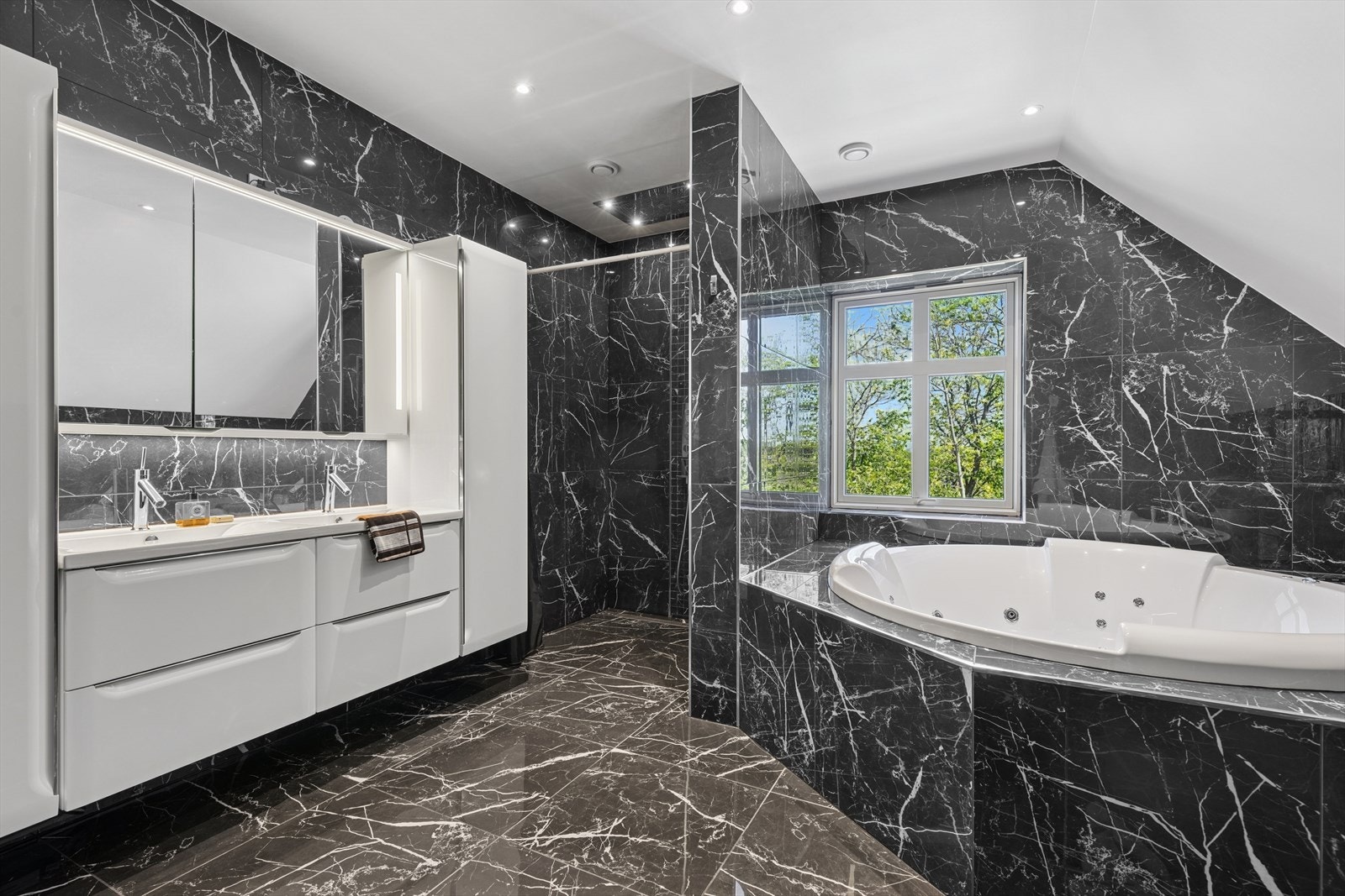 Badet i hoveddelens 2.etasje er innredet med servantinnredning med servant, vegghengt WC, dusj i nisje og boblebadekar. Galleribilde