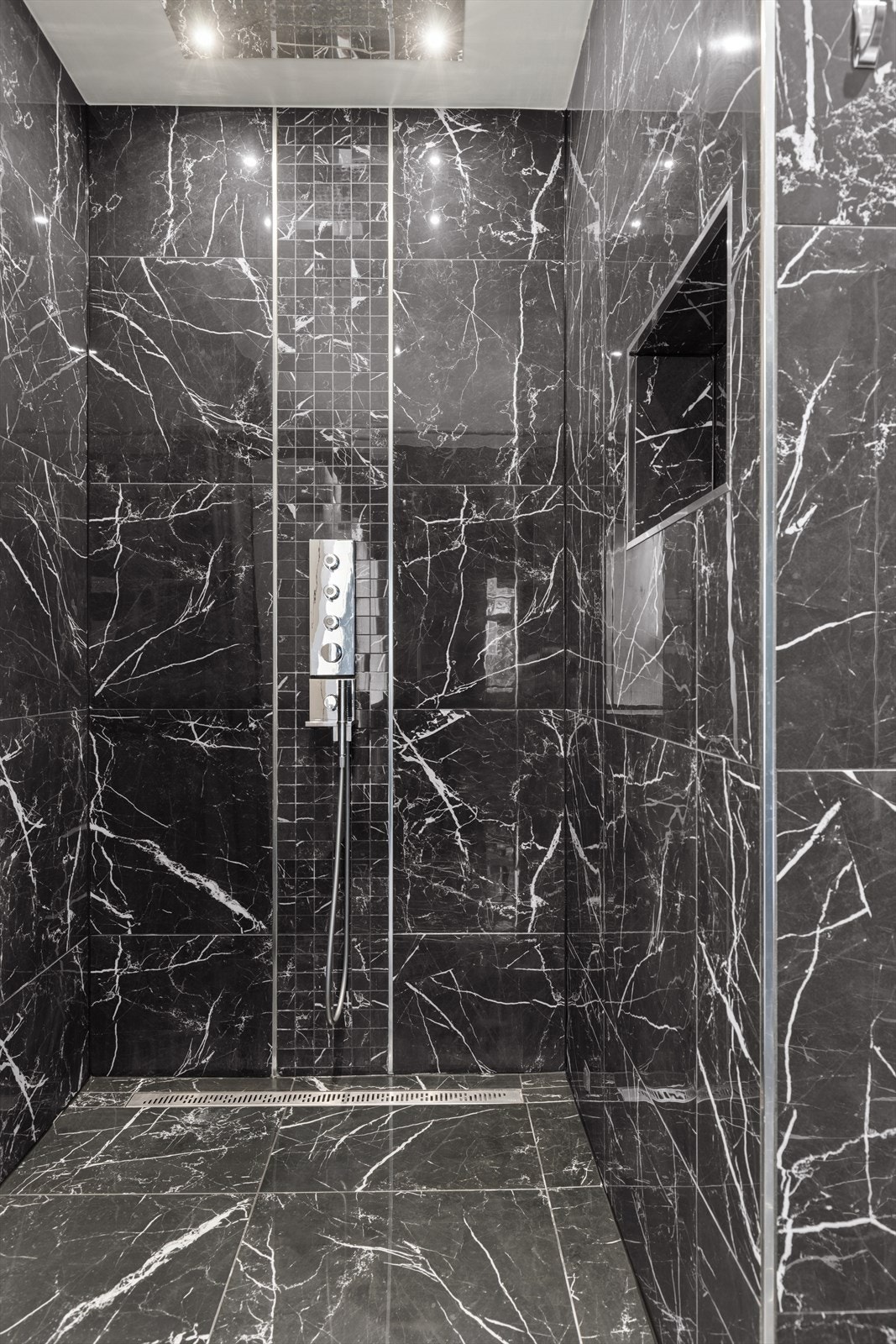 Romslig dusj og elegant innredning. Galleribilde