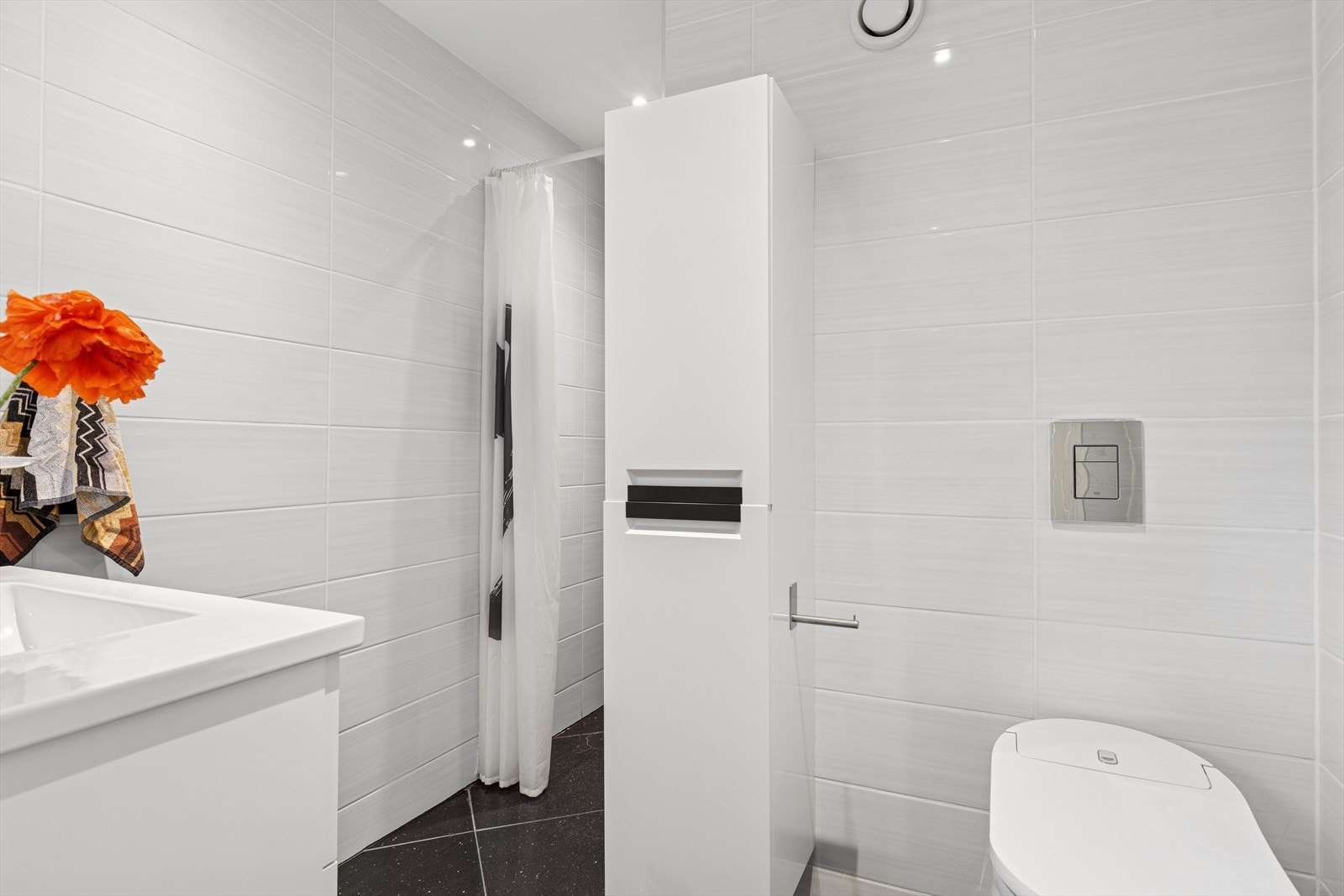 Badet i hoveddelens 1.etasje er innredet med servantinnredning med servant, vegghengt WC og dusj i nisje. Galleribilde