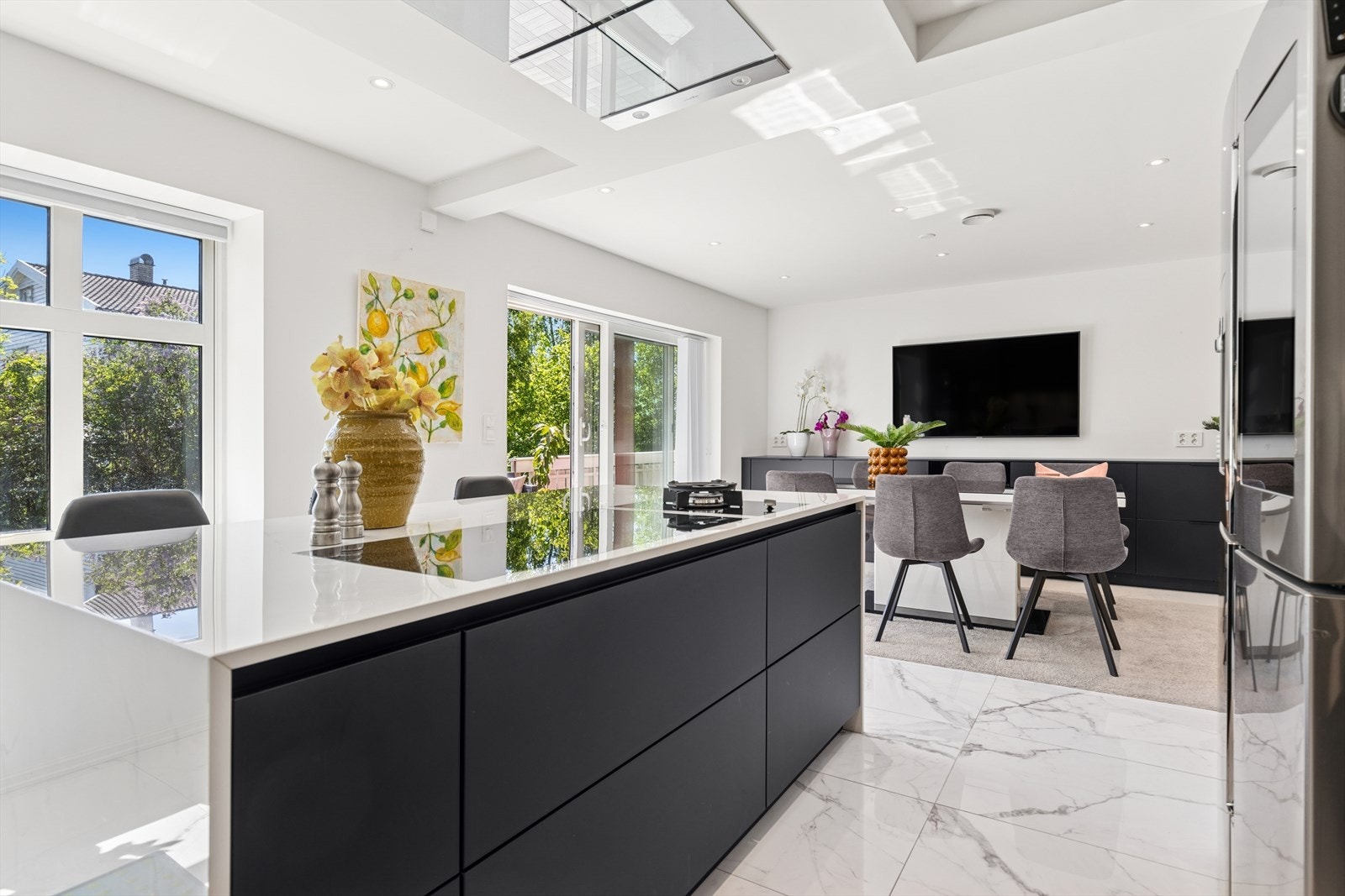 Det er installert tofarget dimbar belysning i alle himlinger i boligen, som gir hvitt lys ved full styrke og gult lys for en koselig atmosfære når det dimmes ned. Galleribilde